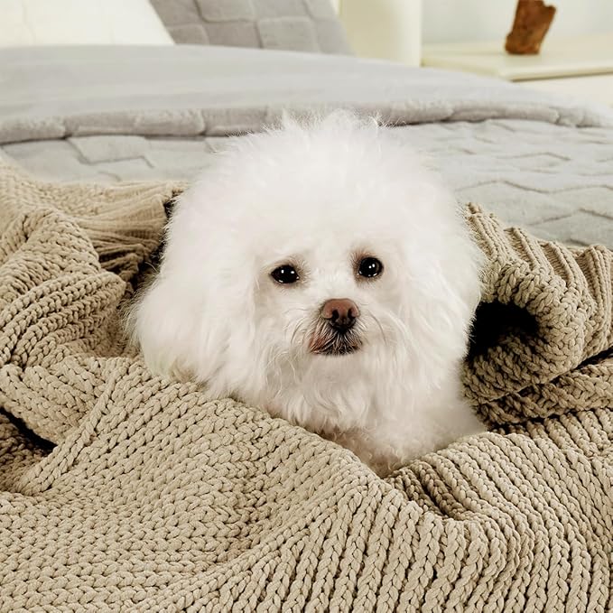 Amélie Home Knit Throw Blanket, Soft Chenille Cozy Breathable Chevron Chunky Decorative Blanket for Couch, Bed & Sofa, French-Inspired Lightweight Warm Gift for Women, Beige, 50"x60"