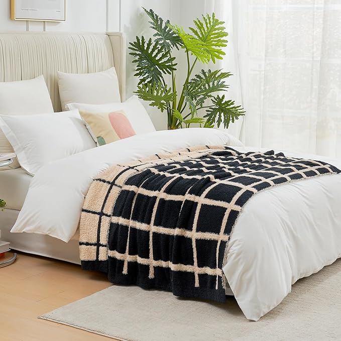 Amélie Home Checkered Knit Throw Blanket for Couch, Super Soft Fuzzy Cozy Throw, Giftable Knitted Blanket for Women Men, Birthday, Sofa Bed Living Room Decor, 50" x 60", Plaid Black