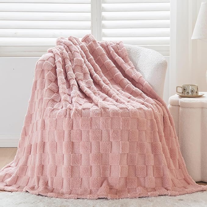 NEWCOSPLAY Super Soft King Blanket Pink Premium Silky Flannel Fleece 3D Checkered Lightweight Bed Blanket All Season Use (Pink Checkered, King(90"x110"))