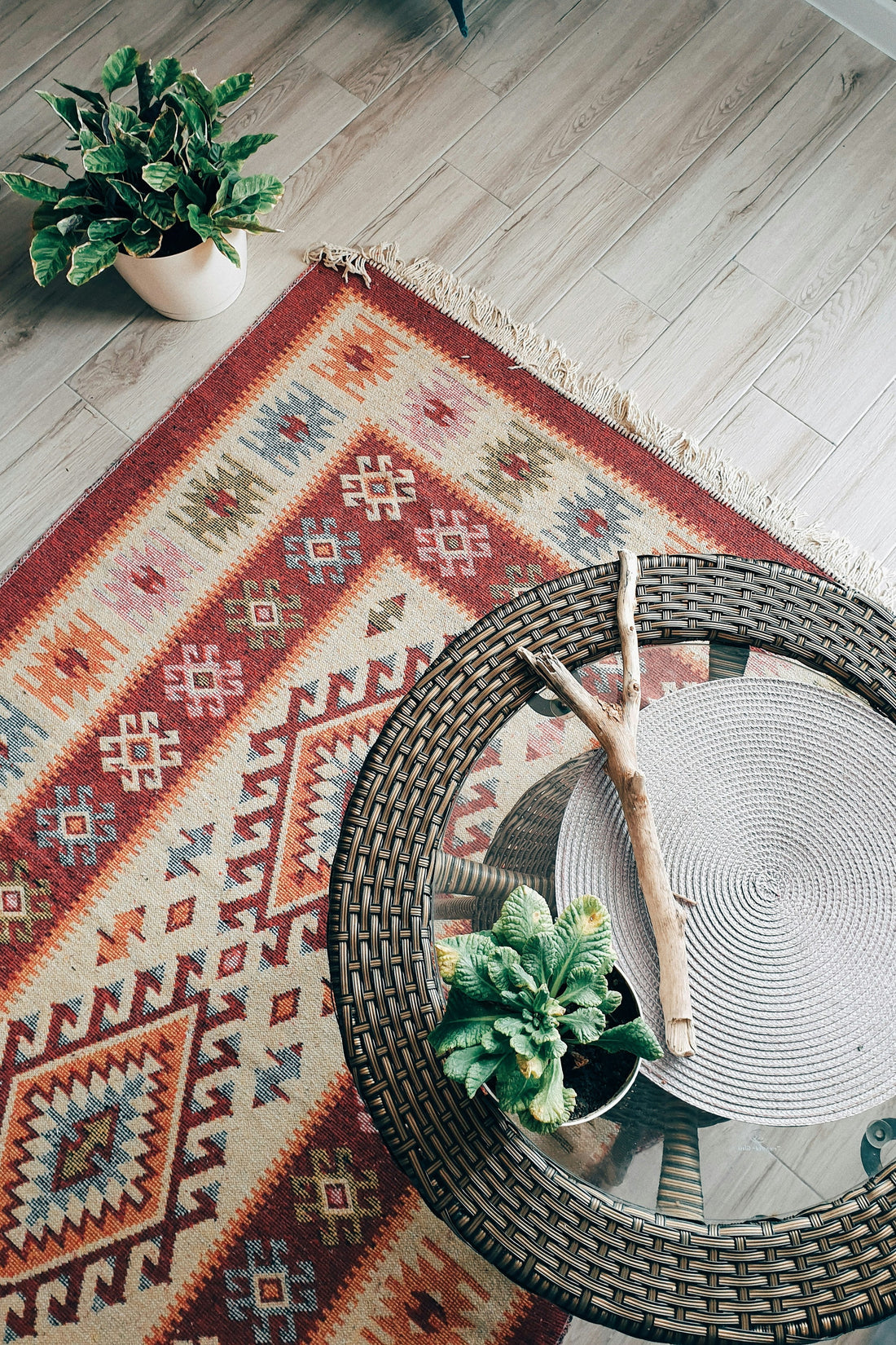 [CASAMENT] The "Humidity Static" Barrier: How to stop a rug from sliding on smooth wooden floors without sticky tape
