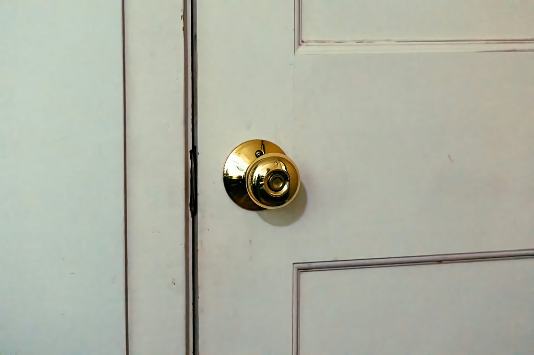 [CASAMENT] The "Rubber Band Doorknob Quiet Lock": How to stop bedroom doors from clicking loudly when family members sleep