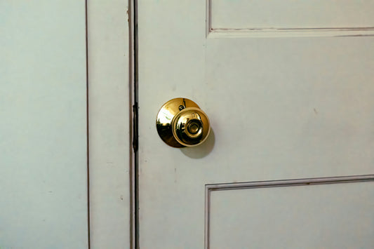 [CASAMENT] The "Rubber Band Doorknob Quiet Lock": How to stop bedroom doors from clicking loudly when family members sleep
