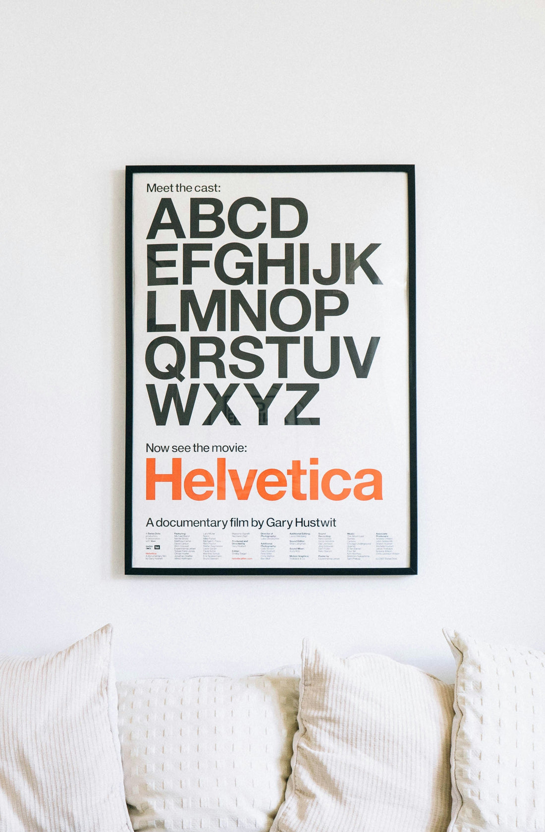[CASAMENT] The "No-Drill" Gallery: How to hang heavy frames without ruining your rental wall