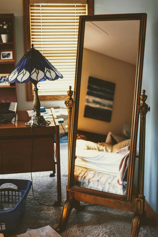 [CASAMENT] The "Infinite Reflection" Rule: How to place a single mirror to double a small living room