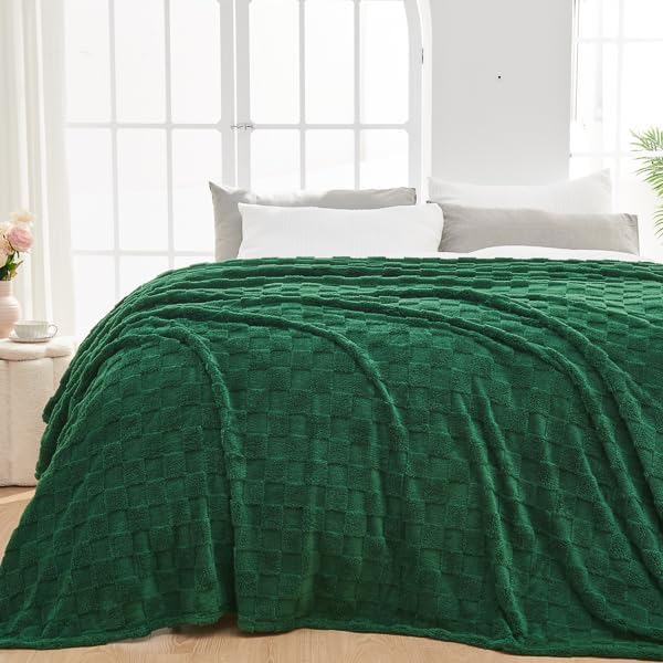 NEWCOSPLAY Super Soft King Blanket Dark Green Premium Silky Flannel Fleece 3D Checkered Lightweight Bed Blanket All Season Use (Dark Green Checkered, King(90"x110"))