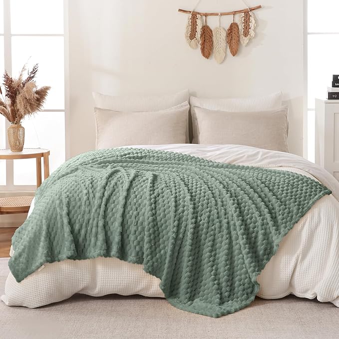 Bnuitland Sage Green Flannel Throw Blanket (50X70 inches), 300 GSM Fleece Cozy Warm Soft Home Decor Lightweight Bed Sofa Blanket for Adults, Suitable for All Seasons.