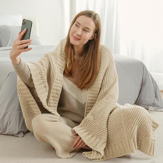 Amélie Home Knit Throw Blanket, Soft Chenille Cozy Breathable Chevron Chunky Decorative Blanket for Couch, Bed & Sofa, French-Inspired Lightweight Warm Gift for Women, Beige, 50"x60"