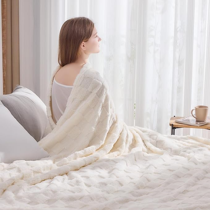 NEWCOSPLAY Super Soft Twin Blanket Ivory Premium Silky Flannel Fleece 3D Checkered Lightweight Bed Blanket All Season Use (Ivory Checkered, Twin(60"x80"))