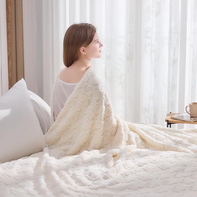 NEWCOSPLAY Super Soft King Blanket Off White Love Premium Silky Flannel Fleece 3D Heart Checkered Lightweight Bed Blanket All Season Use (Off White Love, King(90"x110"))
