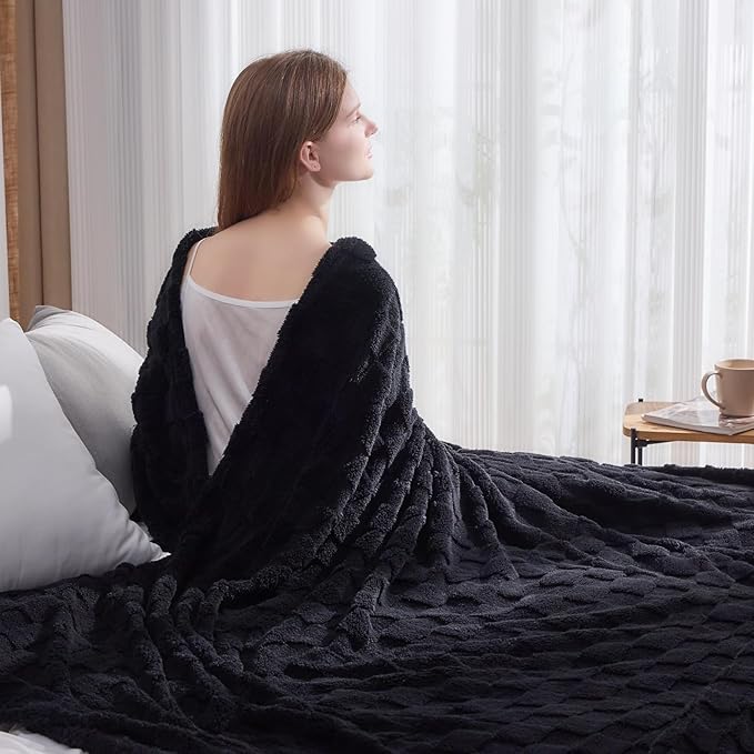NEWCOSPLAY Super Soft Twin Blanket Black Premium Silky Flannel Fleece 3D Checkered Lightweight Bed Blanket All Season Use (Black Checkered, Twin(60"x80"))