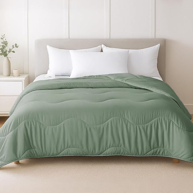 MEELUS Lightweight Comforter Cooling Sage Green, All Season Duvet Insert Breathable Queen Size Summer Bedding, Soft Microfiber Cool Down Alternative Quilt with Corner Tabs, 88x88 inch