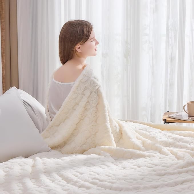 NEWCOSPLAY Super Soft King Blanket Ivory Premium Silky Flannel Fleece 3D Heart Checkered Lightweight Bed Blanket All Season Use (Ivory Heart, King(90"x110"))