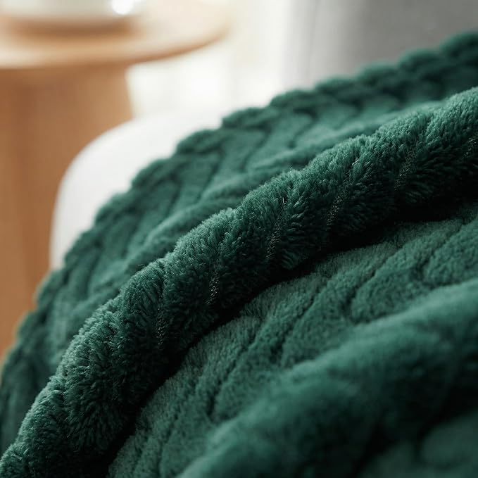 Exclusivo Mezcla Queen Blanket for Bed, Cozy Lightweight Fleece Blankets for All Season, Decorative Giftable Fuzzy Plush Wave Textured Suitable for Women, Men, Forest Green, 90x90 Inches