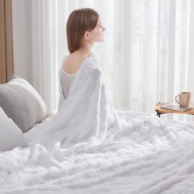NEWCOSPLAY Super Soft Queen Blanket White Premium Silky Flannel Fleece 3D Checkered Lightweight Bed Blanket All Season Use (White Checkered, Queen(90"x90"))