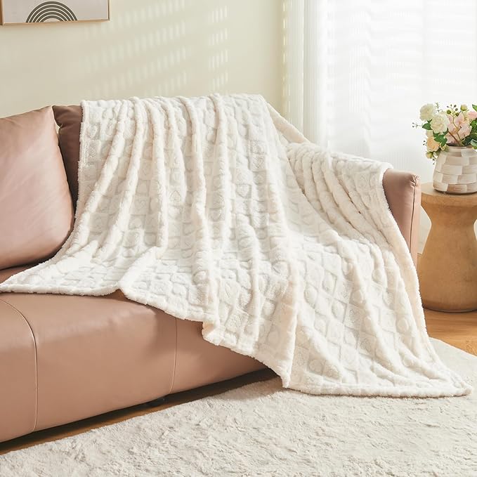 NEWCOSPLAY Super Soft Queen Blanket Ivory Premium Silky Flannel Fleece 3D Heart Checkered Lightweight Bed Blanket All Season Use (Ivory Heart, Queen(90"x90"))
