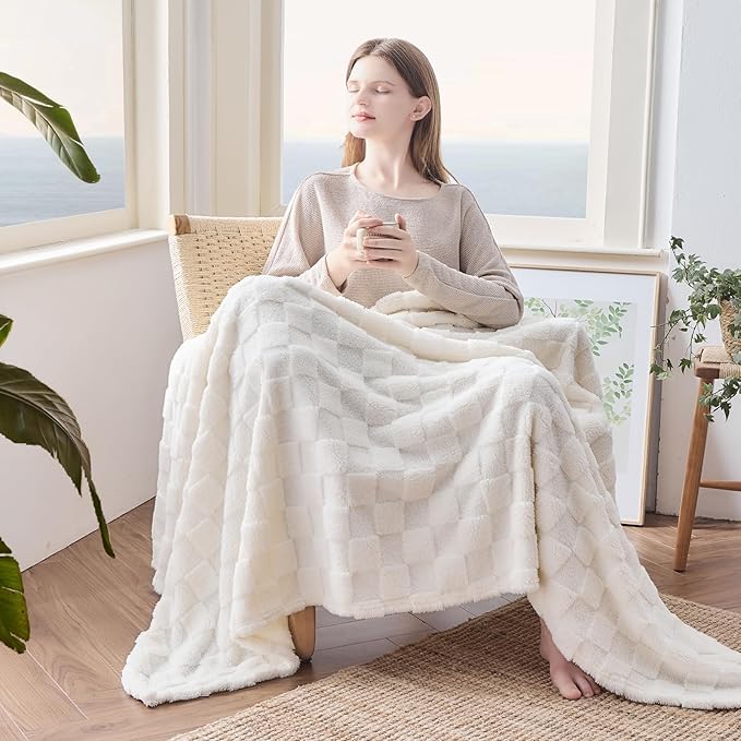 NEWCOSPLAY Super Soft Twin Blanket Ivory Premium Silky Flannel Fleece 3D Checkered Lightweight Bed Blanket All Season Use (Ivory Checkered, Twin(60"x80"))