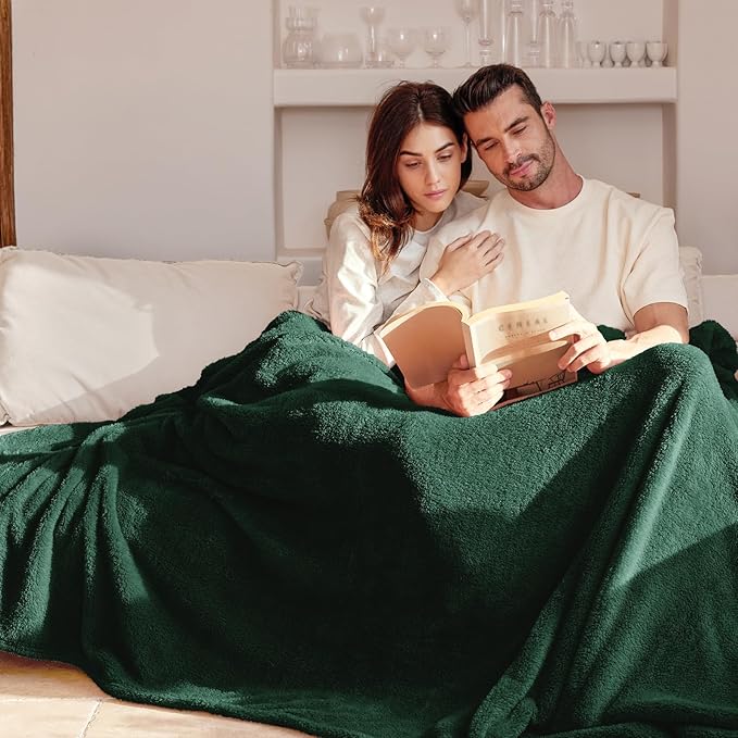 Exclusivo Mezcla King Size Blanket for Bed, Super Soft Velvet Plush Fleece Blankets, Fuzzy Cozy and Warm for Winter, 90x104 Inches, Forest Green