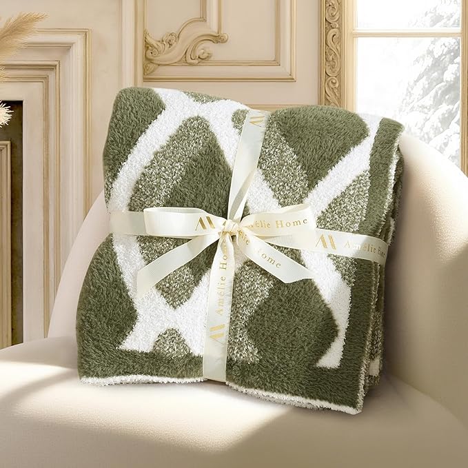 Amélie Home Knit Throw Blanket for Couch, Super Soft Fuzzy Cozy Throw, Giftable Knitted Blanket for Women Men, Birthday, Sofa Bed Living Room Decor, 50" x 60", Diamond Green