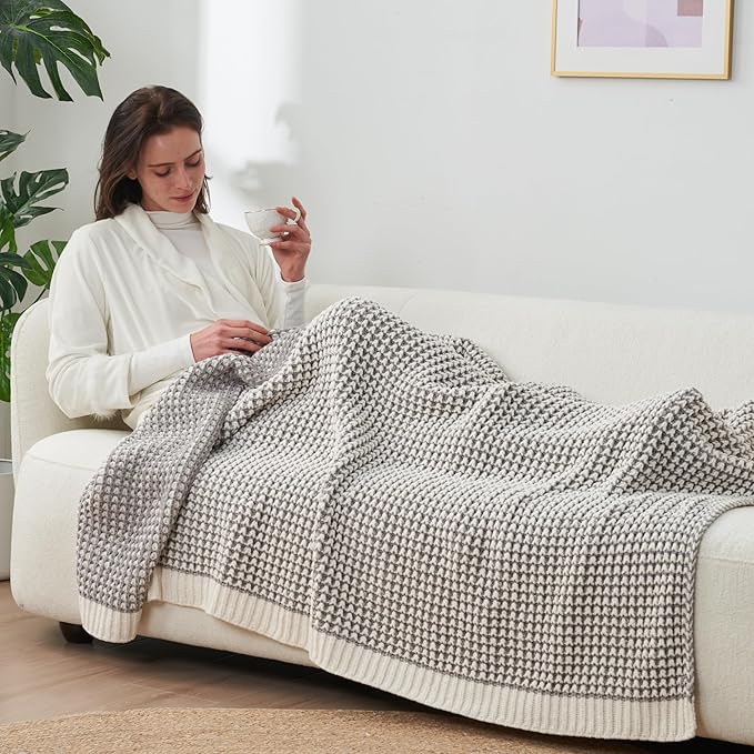 Amélie Home Knit Throw Blanket, Soft Chenille Cozy Breathable Pineapple Chunky Decorative Blanket for Couch, Bed & Sofa, French-Inspired Lightweight Warm Gift for Women, Gray, 50"x60"