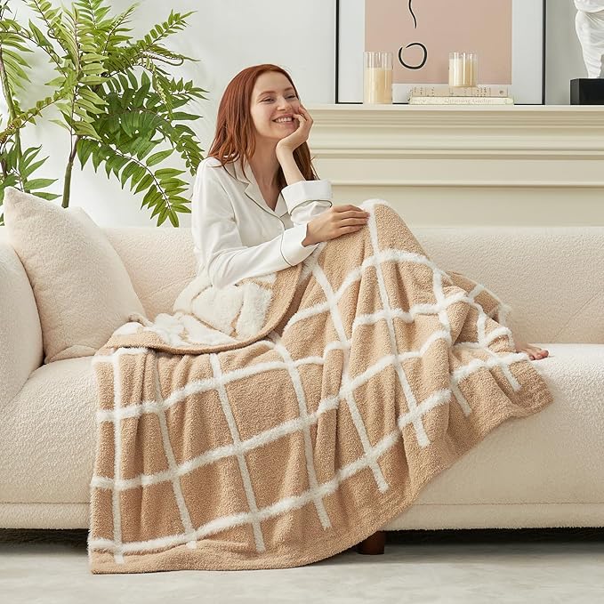 Amélie Home Checkered Knit Throw Blanket for Couch, Super Soft Fuzzy Cozy Throw, Giftable Knitted Blanket for Women Men, Birthday, Sofa Bed Living Room Decor, 50" x 60", Plaid Beige
