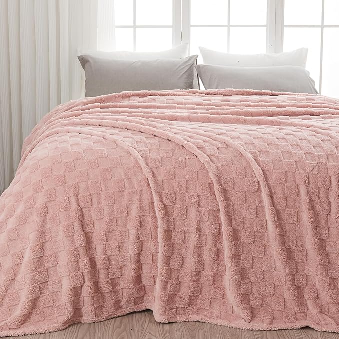 NEWCOSPLAY Super Soft Queen Blanket Pink Premium Silky Flannel Fleece 3D Checkered Lightweight Bed Blanket All Season Use (Pink Checkered, Queen(90"x90"))