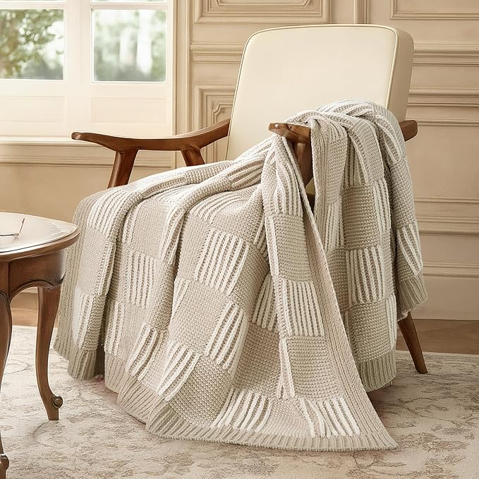 Amélie Home Knit Throw Blanket, Soft Chenille Cozy Breathable Pineapple Chunky Decorative Blanket for Couch, Bed & Sofa, French-Inspired Lightweight Warm Gift for Women, Beige, 50"x60"