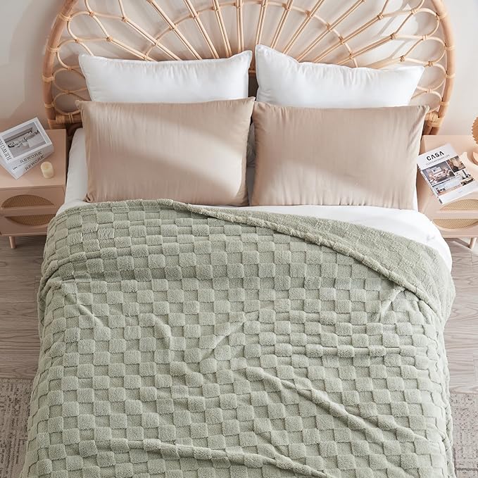 NEWCOSPLAY Super Soft Twin Blanket Sage Green Premium Silky Flannel Fleece 3D Checkered Lightweight Bed Blanket All Season Use (Sage Green Checkered, Twin(60"x80"))
