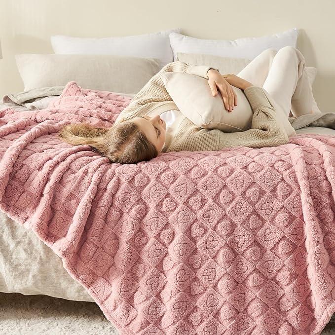 NEWCOSPLAY Super Soft King Blanket Pink Premium Silky Flannel Fleece 3D Heart Checkered Lightweight Bed Blanket All Season Use (Pink Heart, King(90"x110"))