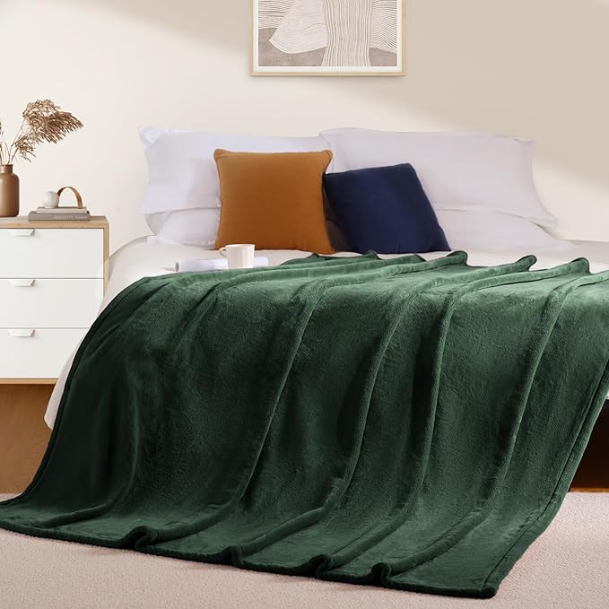 BEAUTEX Fleece Throw Blanket for Couch Sofa or Bed??? Throw Size Soft Fuzzy Plush Blanket, Luxury Flannel Lap Blanket, Super Cozy and Comfy for All Seasons (Emerald Green, 50" x 60")