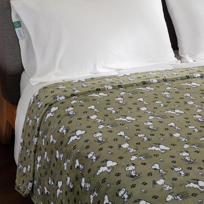 Berkshire Blanket Peanuts® VelvetLoft® Cute Character Snoopy Plush Blanket,Loden Green,Full/Queen 90 in x 90 in (Official Peanuts® Product)