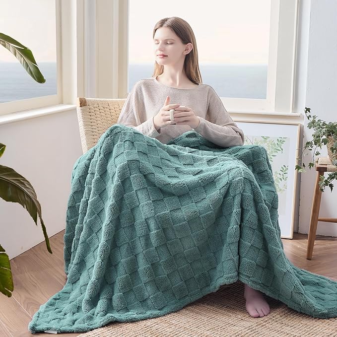 NEWCOSPLAY Super Soft King Blanket Light Teal Premium Silky Flannel Fleece 3D Checkered Lightweight Bed Blanket All Season Use (Light Teal Checkered, King(90"x110"))