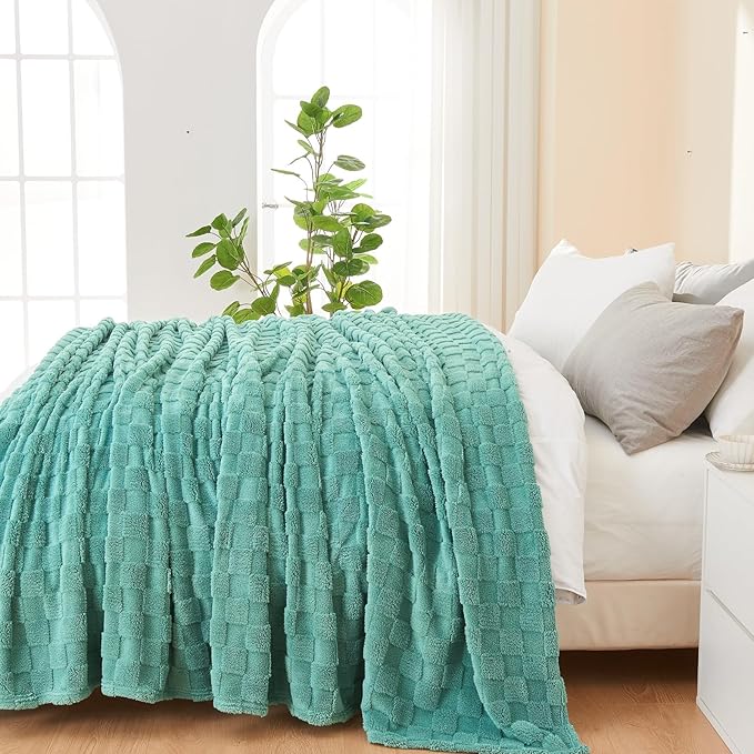 NEWCOSPLAY Super Soft Throw Blanket Mint Green Premium Silky Flannel Fleece 3D Checkered Lightweight Bed Blanket All Season Use (Mint Green Checkered, Throw(50"x70"))