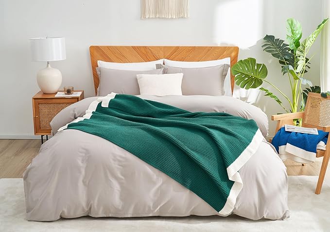 Amélie Home Chenille Throw Blanket, Soft Cozy Waffle Throw for Couch & Sofa, Warm Yet Lightweight, Breathable All-Season Throws for Women Men, Housewarming, Birthdays, 50"x60", Holly