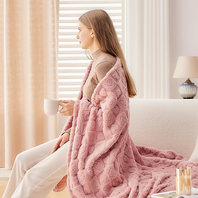 NEWCOSPLAY Super Soft Twin Blanket Pink Premium Silky Flannel Fleece 3D Heart Checkered Lightweight Bed Blanket All Season Use (Pink Heart, Twin(60"x80"))