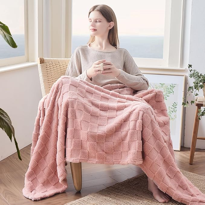 NEWCOSPLAY Super Soft King Blanket Pink Premium Silky Flannel Fleece 3D Checkered Lightweight Bed Blanket All Season Use (Pink Checkered, King(90"x110"))