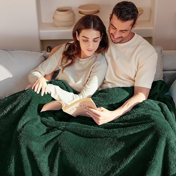 Exclusivo Mezcla Queen Size Blanket for Bed, Super Soft Velvet Plush Fleece Blankets, Fuzzy Cozy and Warm for Winter, 90x90 Inches, Forest Green
