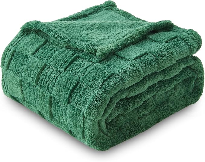 NEWCOSPLAY Super Soft King Blanket Dark Green Premium Silky Flannel Fleece 3D Checkered Lightweight Bed Blanket All Season Use (Dark Green Checkered, King(90"x110"))