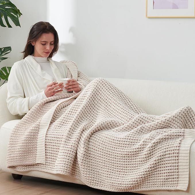 Amélie Home Knit Throw Blanket, Soft Chenille Cozy Breathable Pineapple Chunky Decorative Blanket for Couch, Bed & Sofa, French-Inspired Lightweight Warm Gift for Women, Beige, 50"x60"