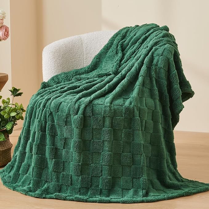 NEWCOSPLAY Super Soft Queen Blanket Dark Green Premium Silky Flannel Fleece 3D Checkered Lightweight Bed Blanket All Season Use (Dark Green Checkered, Queen(90"x90"))