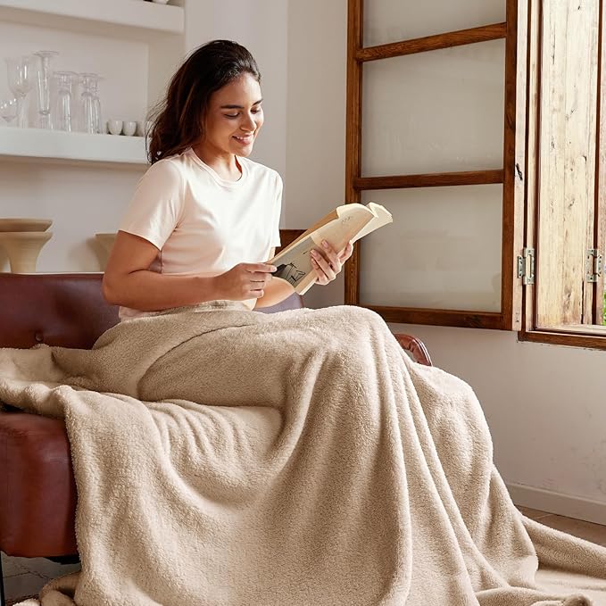 Exclusivo Mezcla King Size Blanket for Bed, Super Soft Velvet Plush Fleece Blankets, Fuzzy Cozy and Warm for Winter, 90x104 Inches, Camel
