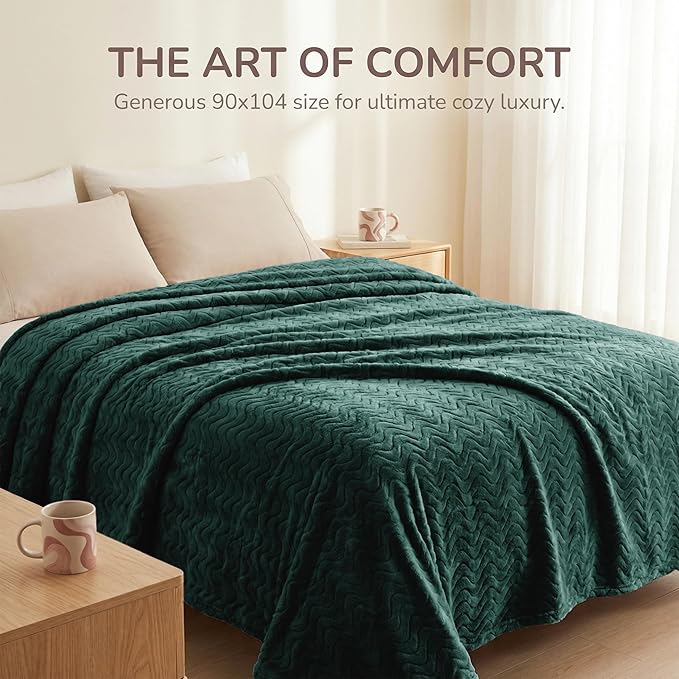 Exclusivo Mezcla Twin Blanket for Bed, Cozy Lightweight Fleece Blankets for All Season, Decorative Giftable Fuzzy Plush Wave Textured Suitable for Women, Men, Forest Green, 90x66 Inches