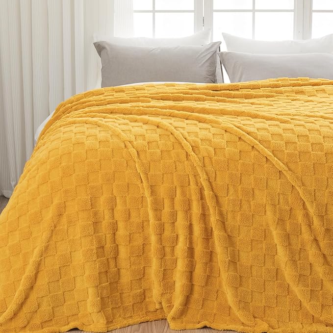 NEWCOSPLAY Super Soft King Blanket Mustard Yellow Premium Silky Flannel Fleece 3D Checkered Lightweight Bed Blanket All Season Use (Mustard Yellow Checkered, King(90"x110"))