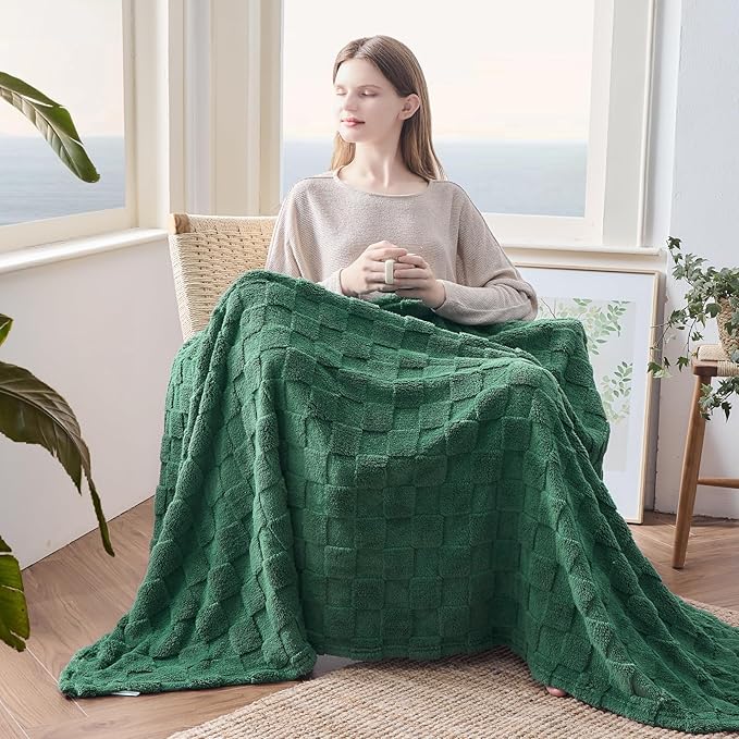NEWCOSPLAY Super Soft Queen Blanket Dark Green Premium Silky Flannel Fleece 3D Checkered Lightweight Bed Blanket All Season Use (Dark Green Checkered, Queen(90"x90"))