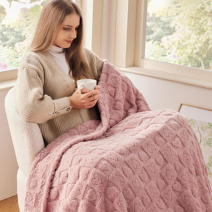 NEWCOSPLAY Super Soft Queen Blanket Pink Premium Silky Flannel Fleece 3D Heart Checkered Lightweight Bed Blanket All Season Use (Pink Heart, Queen(90"x90"))