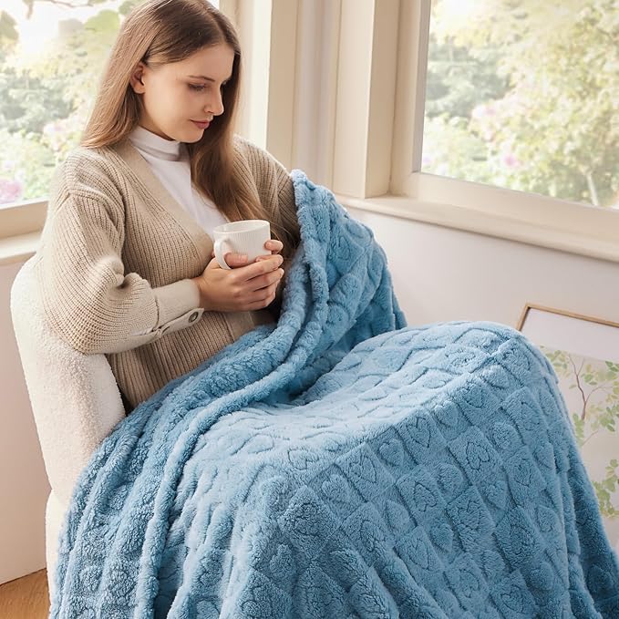 NEWCOSPLAY Super Soft Queen Blanket Blue Premium Silky Flannel Fleece 3D Heart Checkered Lightweight Bed Blanket All Season Use (Blue Heart, Queen(90"x90"))