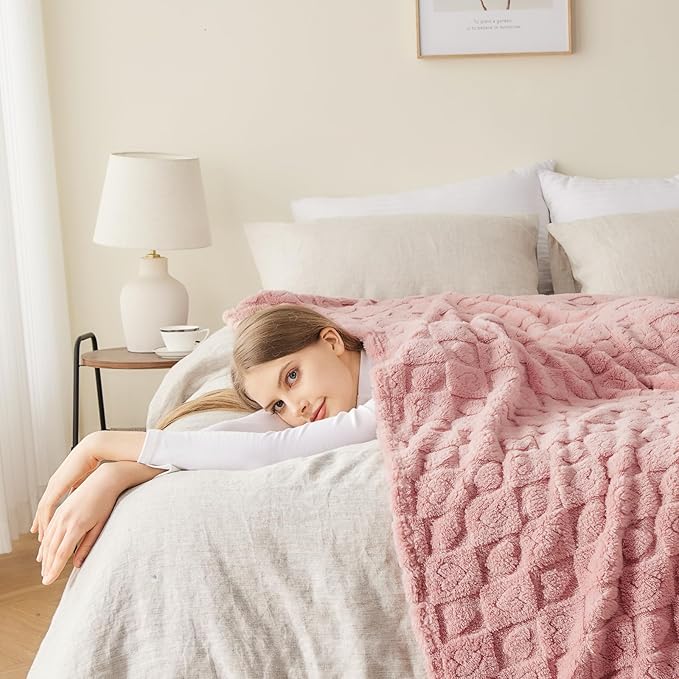 NEWCOSPLAY Super Soft Queen Blanket Pink Premium Silky Flannel Fleece 3D Heart Checkered Lightweight Bed Blanket All Season Use (Pink Heart, Queen(90"x90"))