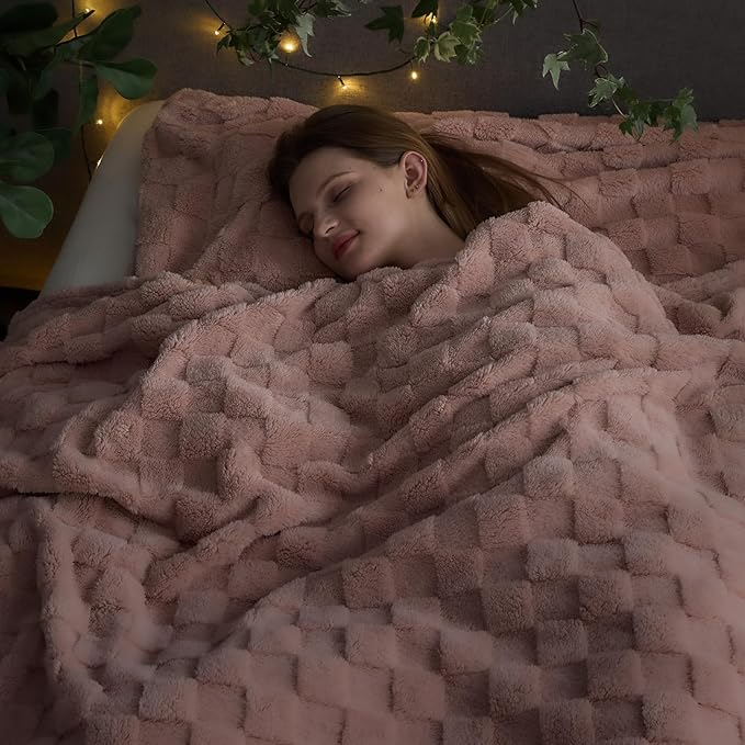 NEWCOSPLAY Super Soft Queen Blanket Pink Premium Silky Flannel Fleece 3D Checkered Lightweight Bed Blanket All Season Use (Pink Checkered, Queen(90"x90"))