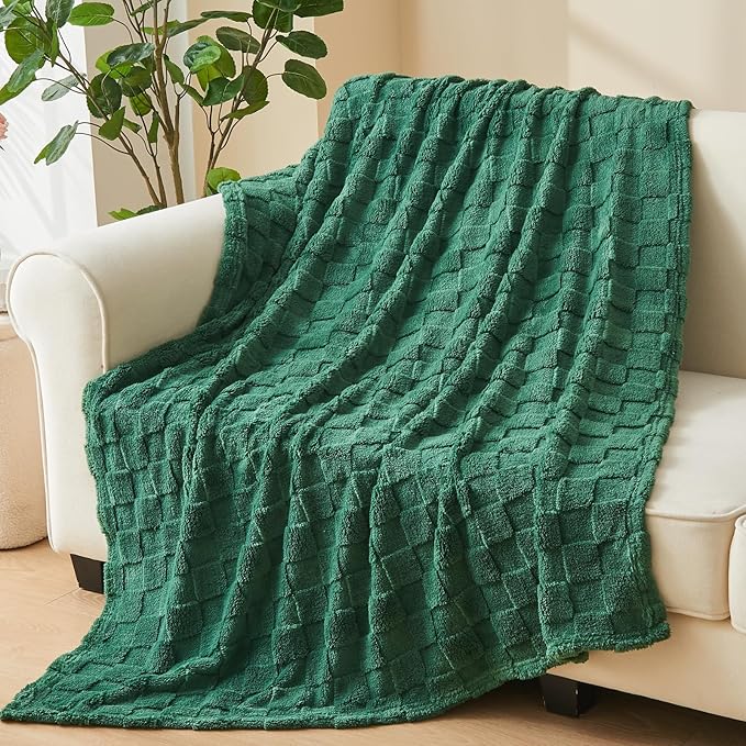 NEWCOSPLAY Super Soft Queen Blanket Dark Green Premium Silky Flannel Fleece 3D Checkered Lightweight Bed Blanket All Season Use (Dark Green Checkered, Queen(90"x90"))